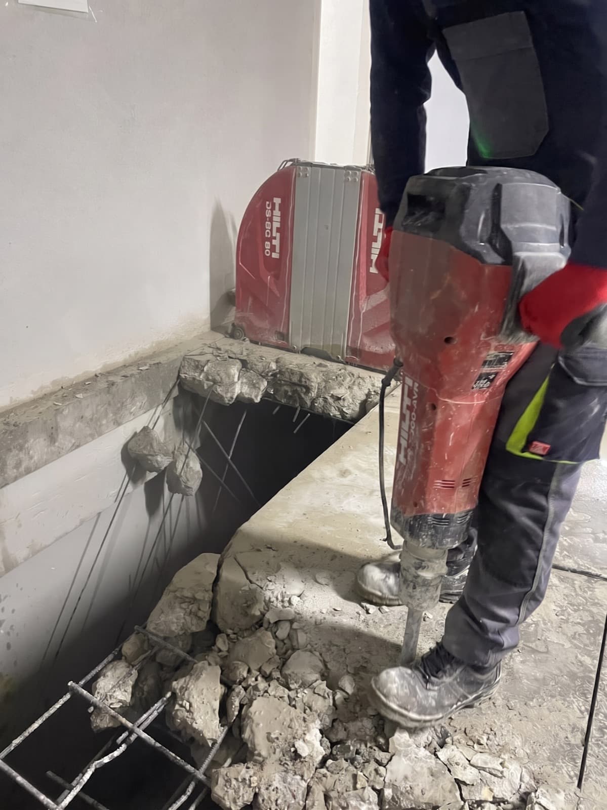 Thyrje e Betonit betoni nga Diamanti Teknik në Kosovë: Thyrje dhe çmontim selektiv me kontroll të plotë të vibracionit dhe pluhurit.